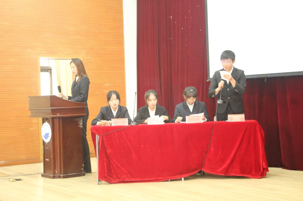 新生辩论赛中选手进行激烈发言