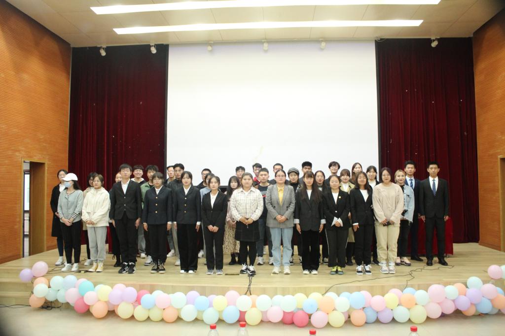 新生辩论赛评委与参赛选手合影留念