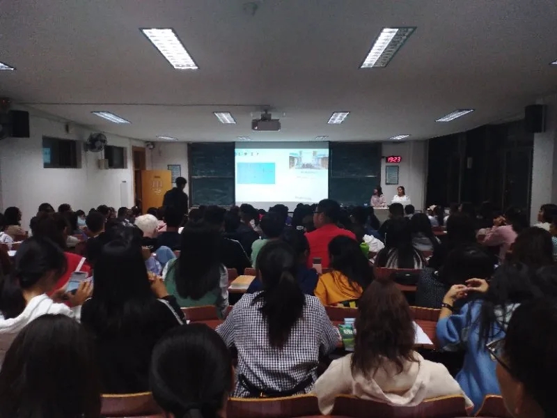 图为学生会干事进行宣讲。