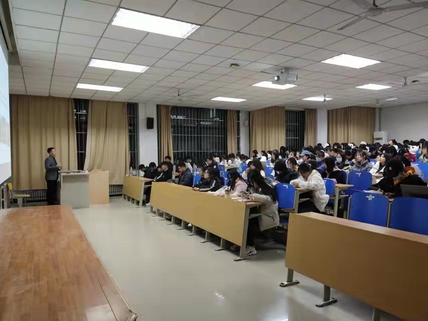 学生正在听讲