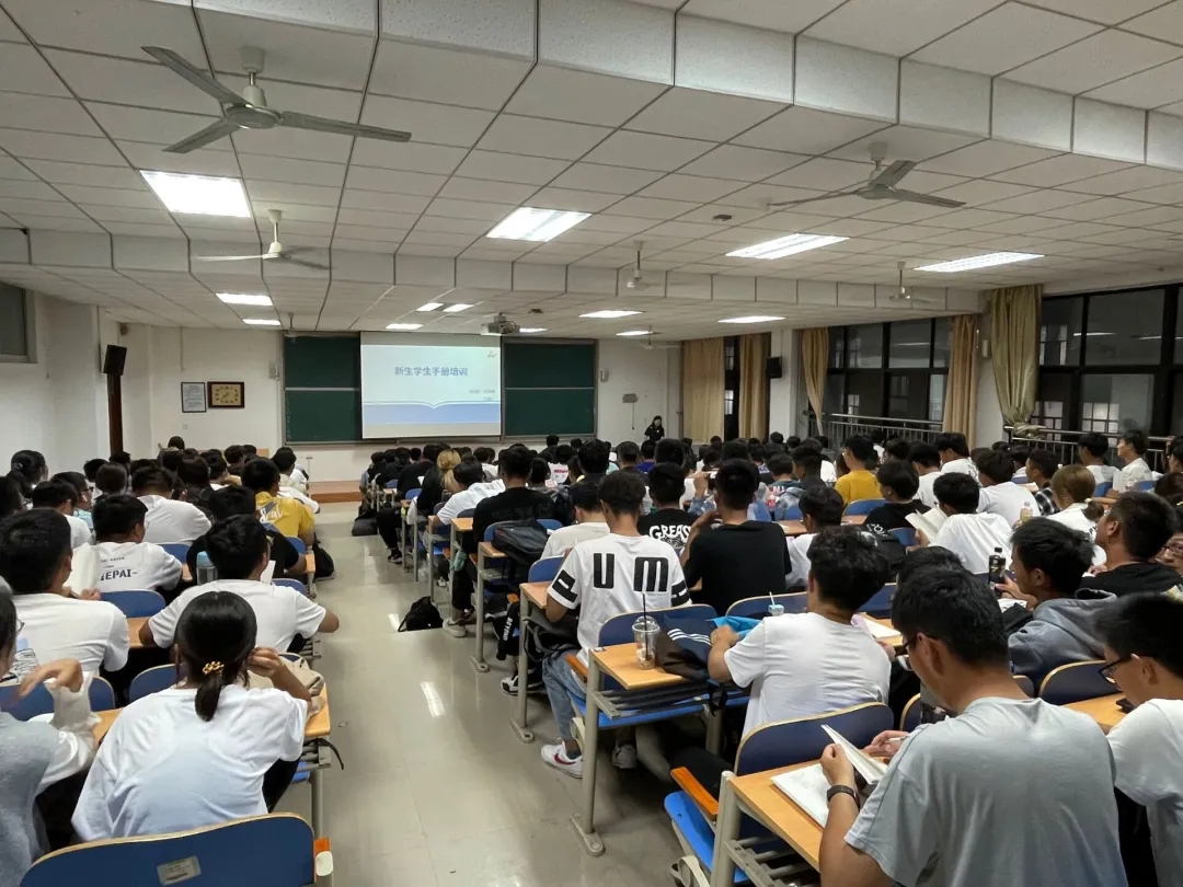此图为我院督导团培训部为全体新生讲解《学生手册》的内容