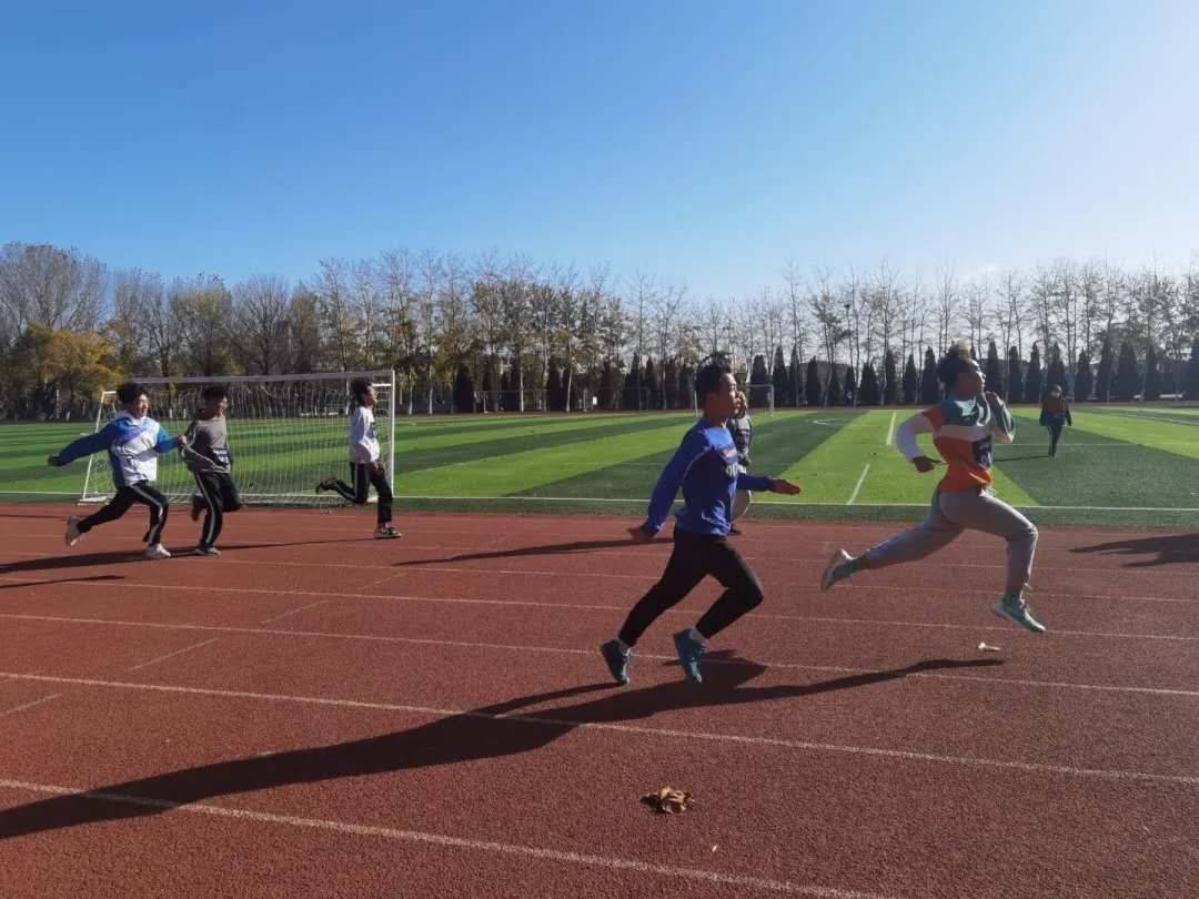 我院进行男子100米短跑比赛