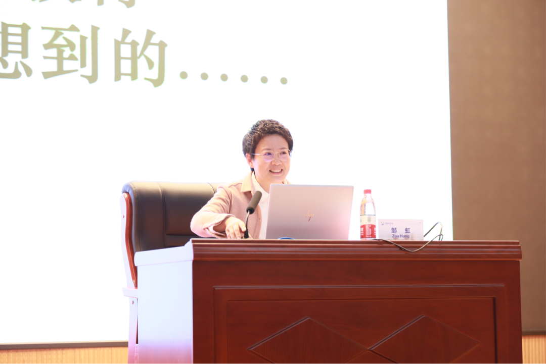 邹虹局长为学生讲解财商教育的意义