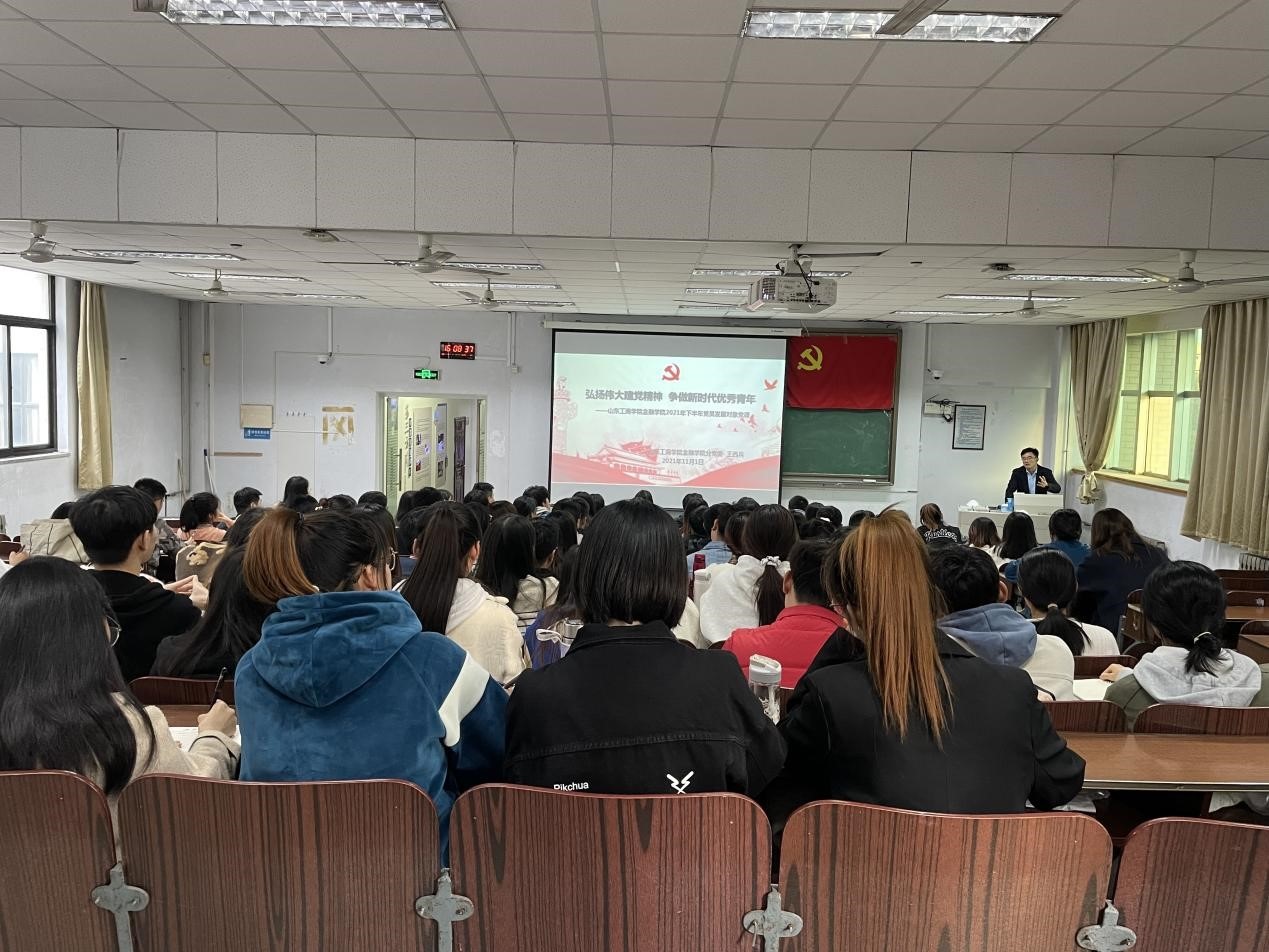 王书记带领同学们回顾百年党史