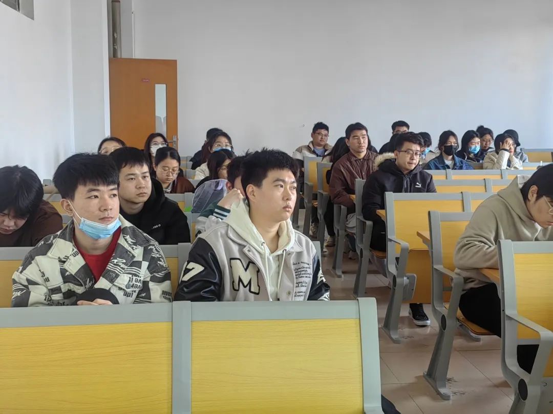 同学们认真的听老师讲解考研复试的相关事项