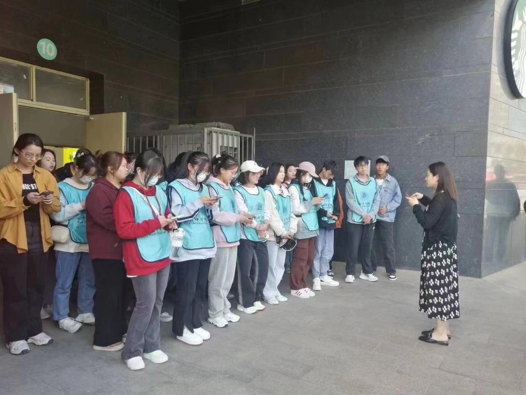活动负责人为志愿者们讲解相关流程