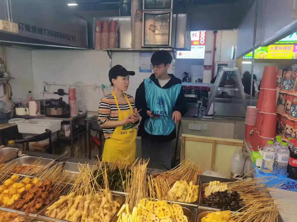 志愿者邀请爱心人士扫码捐献爱能