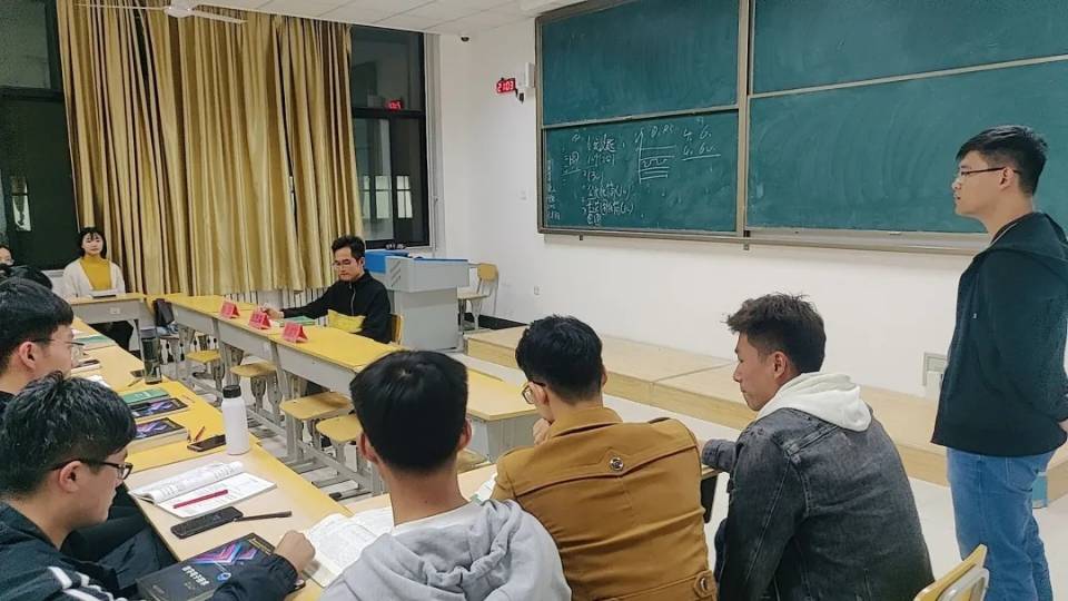 图为张鑫宇同学分享其考研成功的经验。