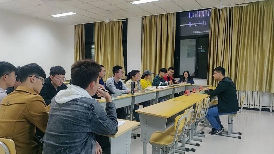 图为王艺浓老师向与会人员做出详细的指导意见。