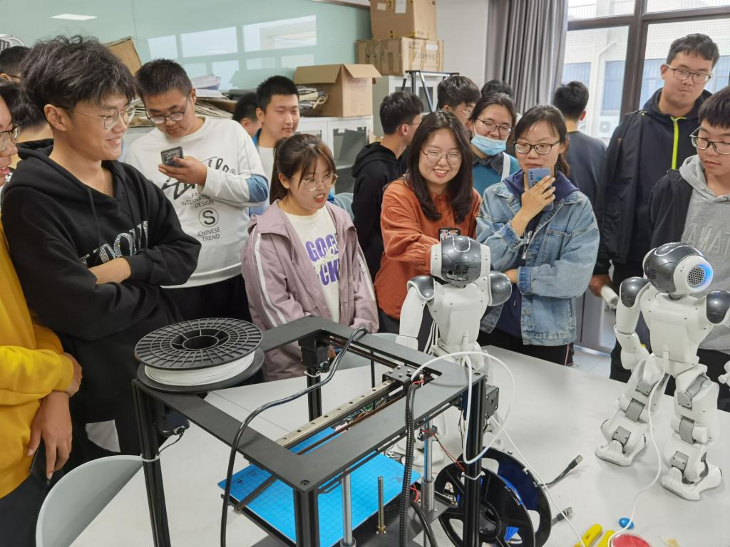 图为同学们观看实验室仪器设备