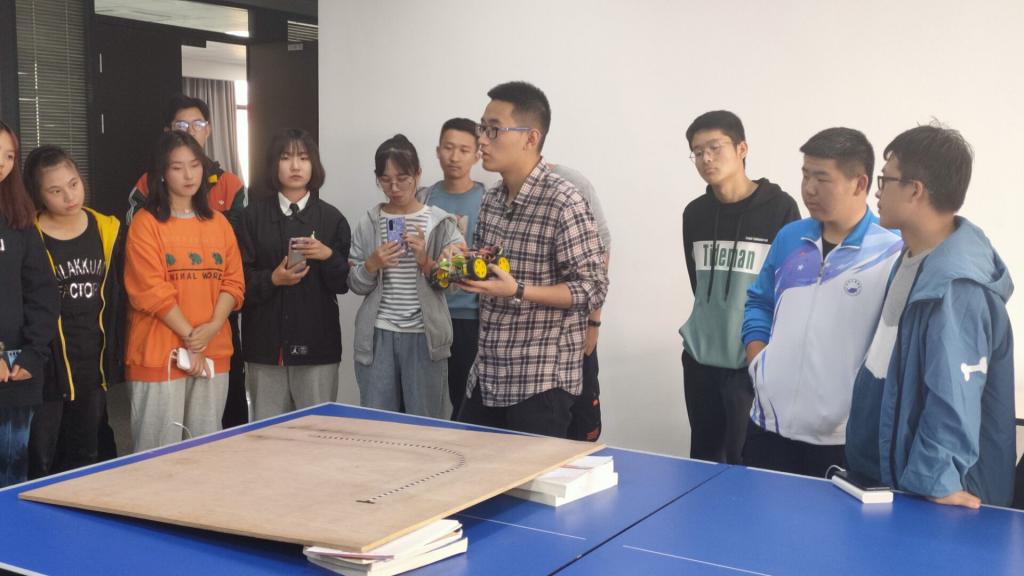 图为实验室负责人为同学们解疑答惑