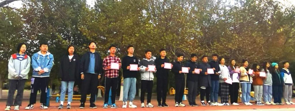 在主持人宣布活动结束后,学生会代表与优秀助导合影。