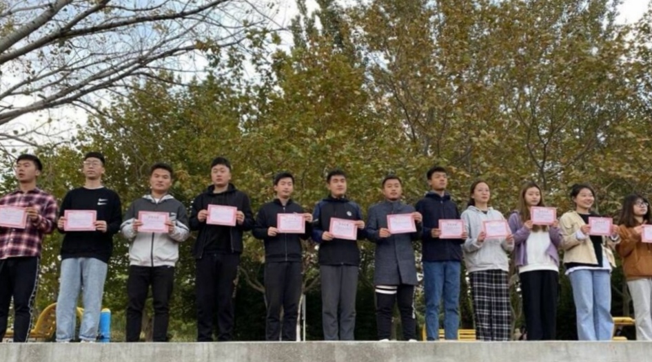 活动期间,学生会代表给优秀助导颁完奖后,优秀助导合影。