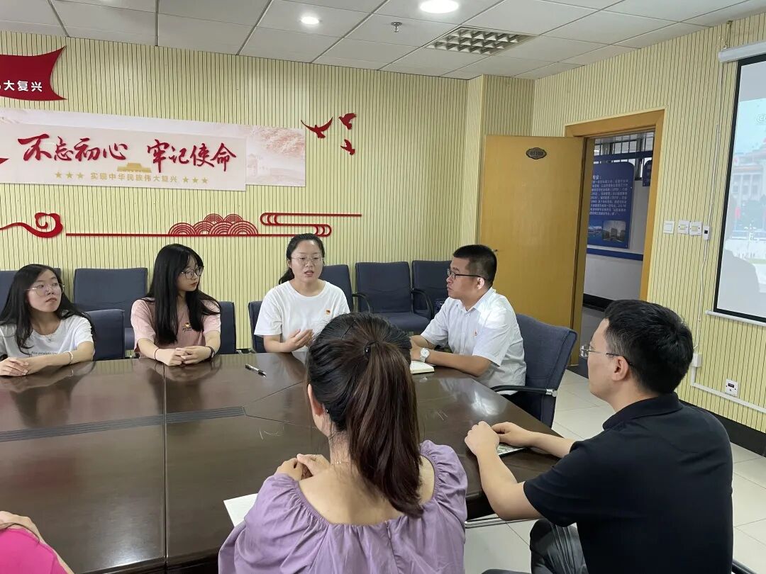 图为党员分享感悟、交流心得